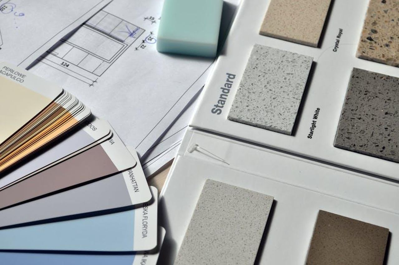Ritorno_di_Good_Bones_per_una_Stagione_Limitata_BfECm00EZ5 - Confidenze24 Source: Pixabay - pexels - Color palette and material samples for interior renovation projects on a blueprint.