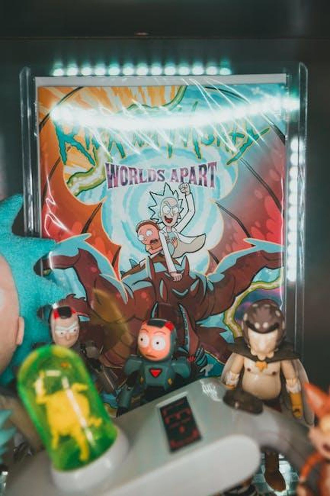 Ritorno_di_Little_Britain_5eAh5567d3 - Confidenze24 Source: Erik Mclean - pexels - Close-up view of cartoon figurines and comic book, perfect for collectors.