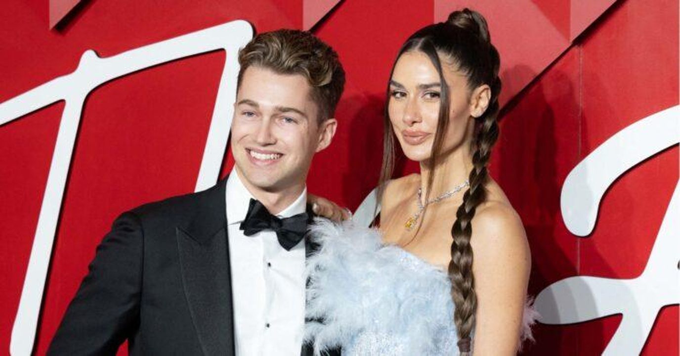 Rivelazione_inaspettata_durante_i_Smiley_Charity_Film_Awards_u1G04n9xnO - Confidenze24 Rivelazione inaspettata durante i Smiley Charity Film Awards AJ Pritchard e Zara Zoffany sorridenti insieme