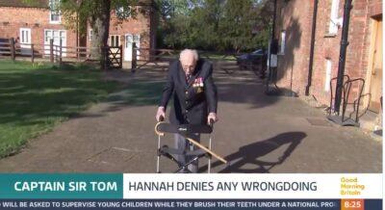Rob_Rinder_chiede_a_Hannah_IngramMoore_di_senza_vergogna_Xhu1xaCLYa - Confidenze24 Source: ITV - - Captain Tom Moore cammina durante il lockdown