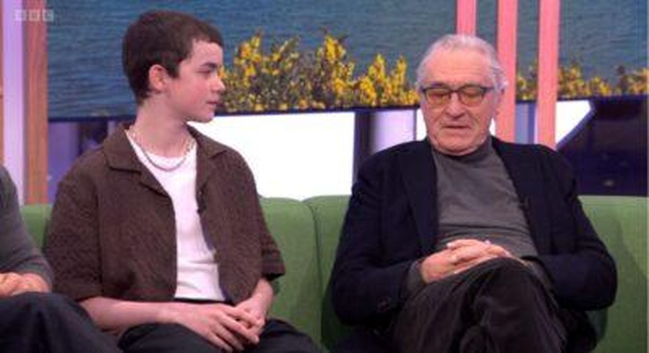 Robert_De_Niro_offre_consigli_a_un_giovane_attore_zL9B7I22ex - Confidenze24 Source: BBC - - Robert De Niro e Owen Cooper su The One Show