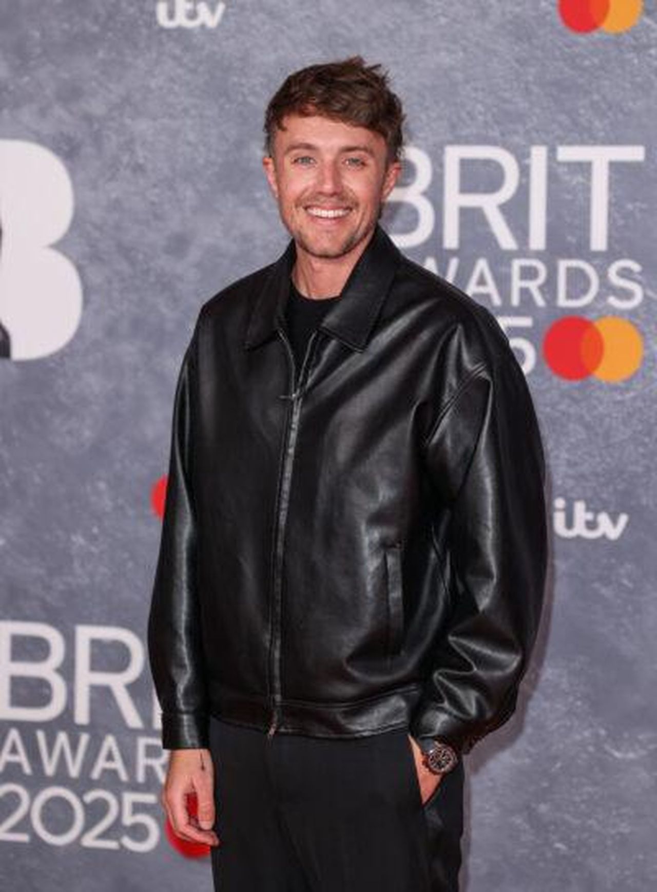 Roman_Kemp_ha_fatto_perdere_molti_soldi_a_suo_padre_AETH6n6HH8 - Confidenze24 Source: SplashNews.com - - Roman Kemp sorridente sul red carpet dei Brit Awards
