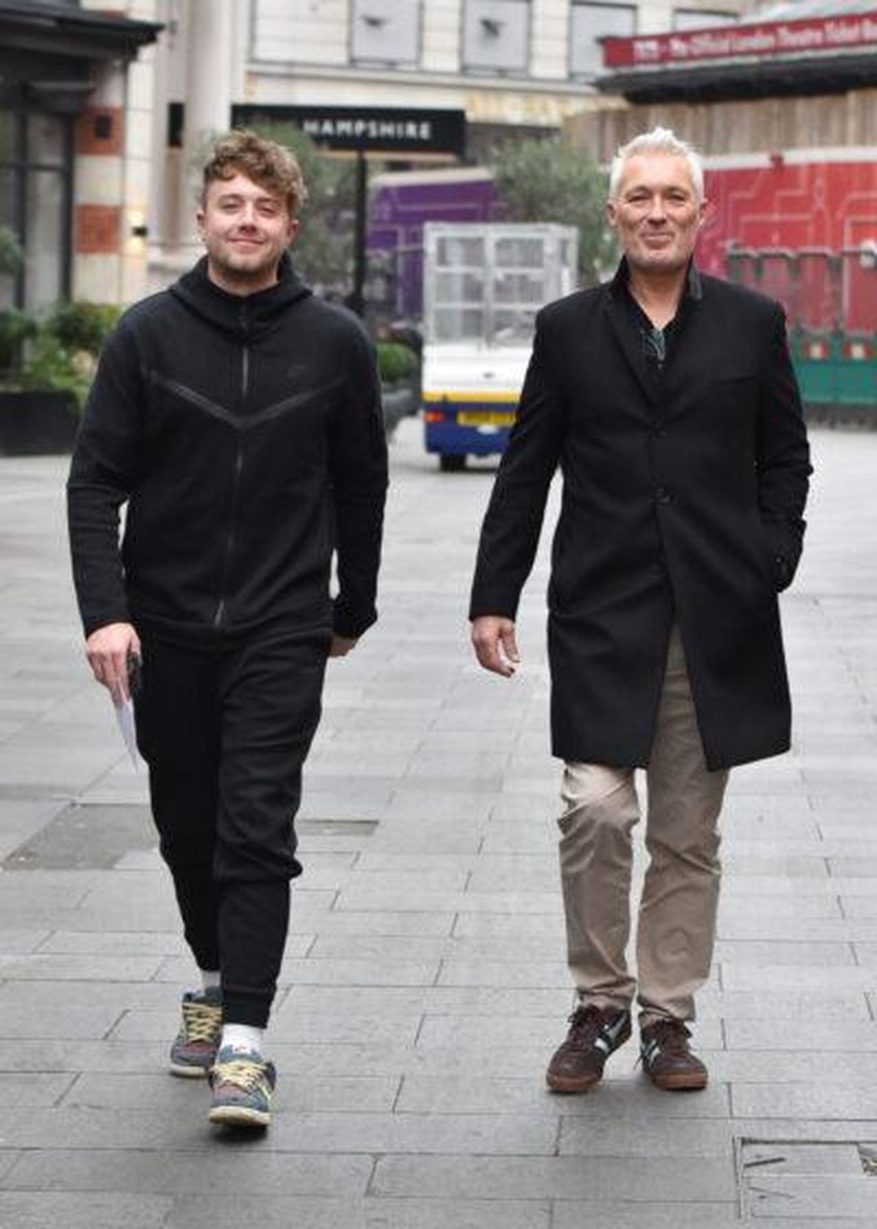 Roman_Kemp_ha_fatto_perdere_molti_soldi_a_suo_padre_rulE7S1hnJ - Confidenze24 Source: SplashNews.com - - Roman e Martin Kemp che camminano per strada