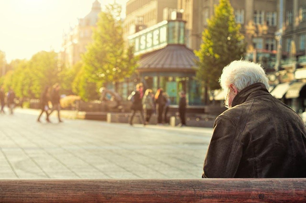 Roman_sul_ritirarsi_presto_w8vImZMmOw - Confidenze24 Source: Huy Phan - pexels - A senior man sitting on a bench in Jyväskylä, Finland. Captured during a sunny day in the city square.