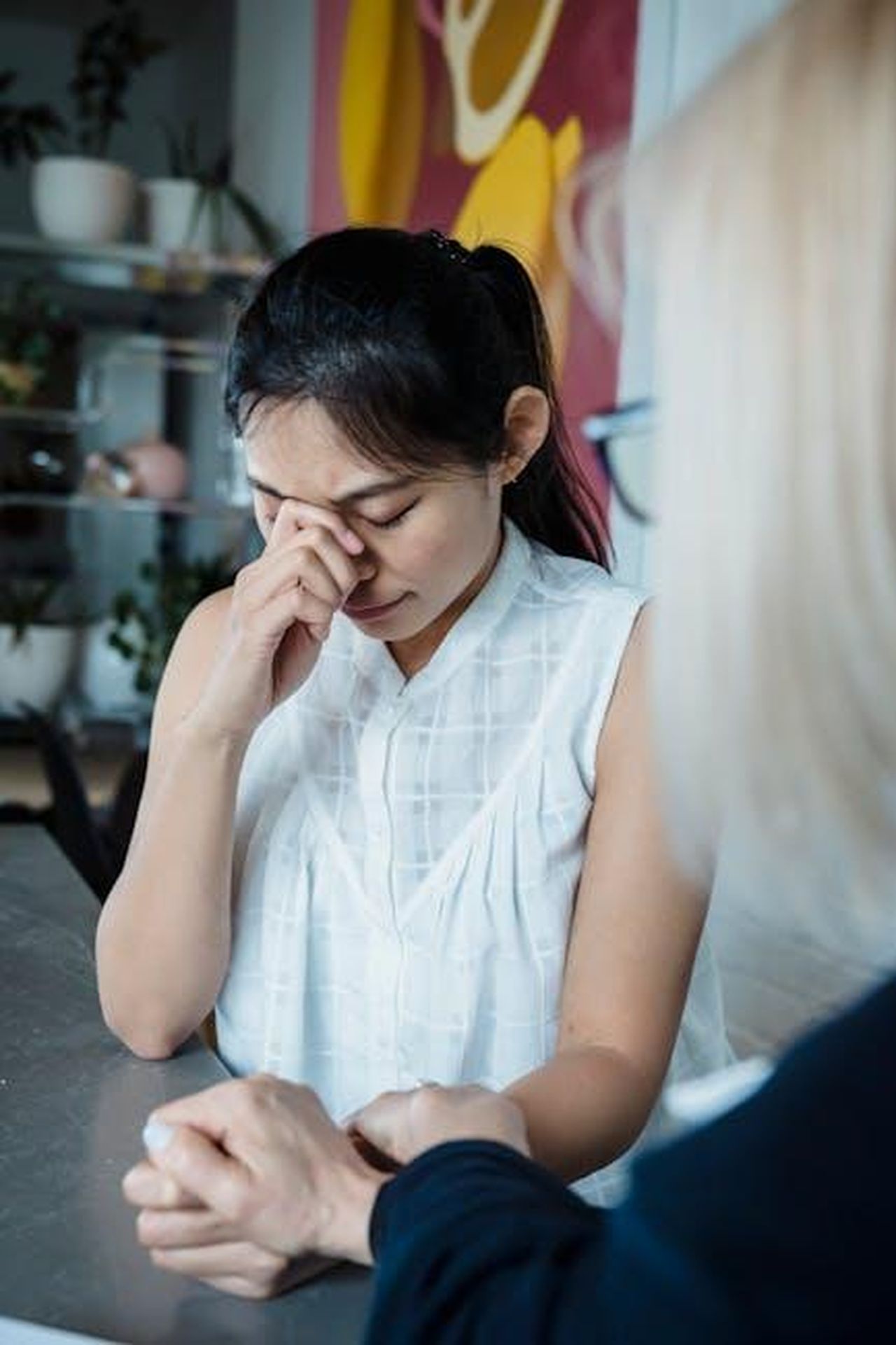 Rottura_nei_rapporti_con_Harry_HzCSQASyEZ - Confidenze24 Source: Timur Weber - pexels - A woman receives comforting support while feeling emotional distress.