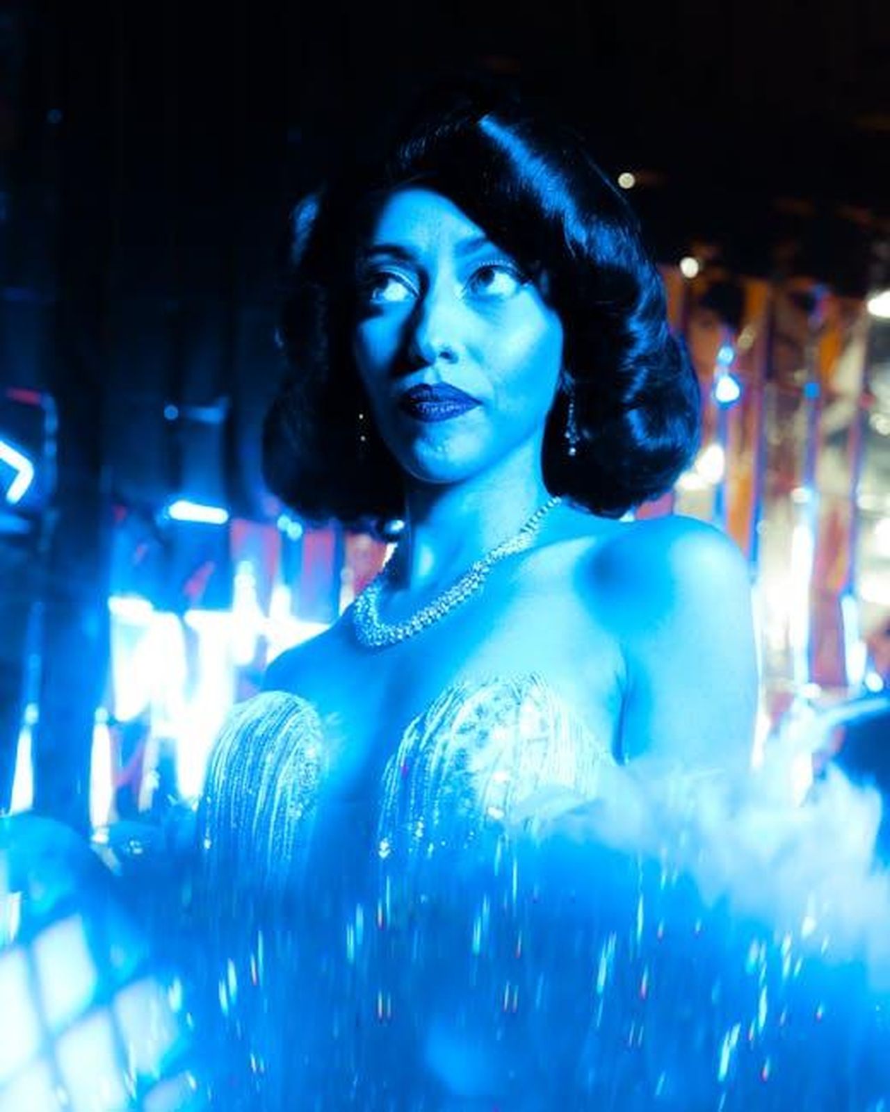Rumori_di_conflitto_tra_Kendrick_e_Lively_6l0YXlh8RC - Confidenze24 Source: Marc Nusser - pexels - Stylized portrait of a woman in blue light wearing retro attire and looking upwards.