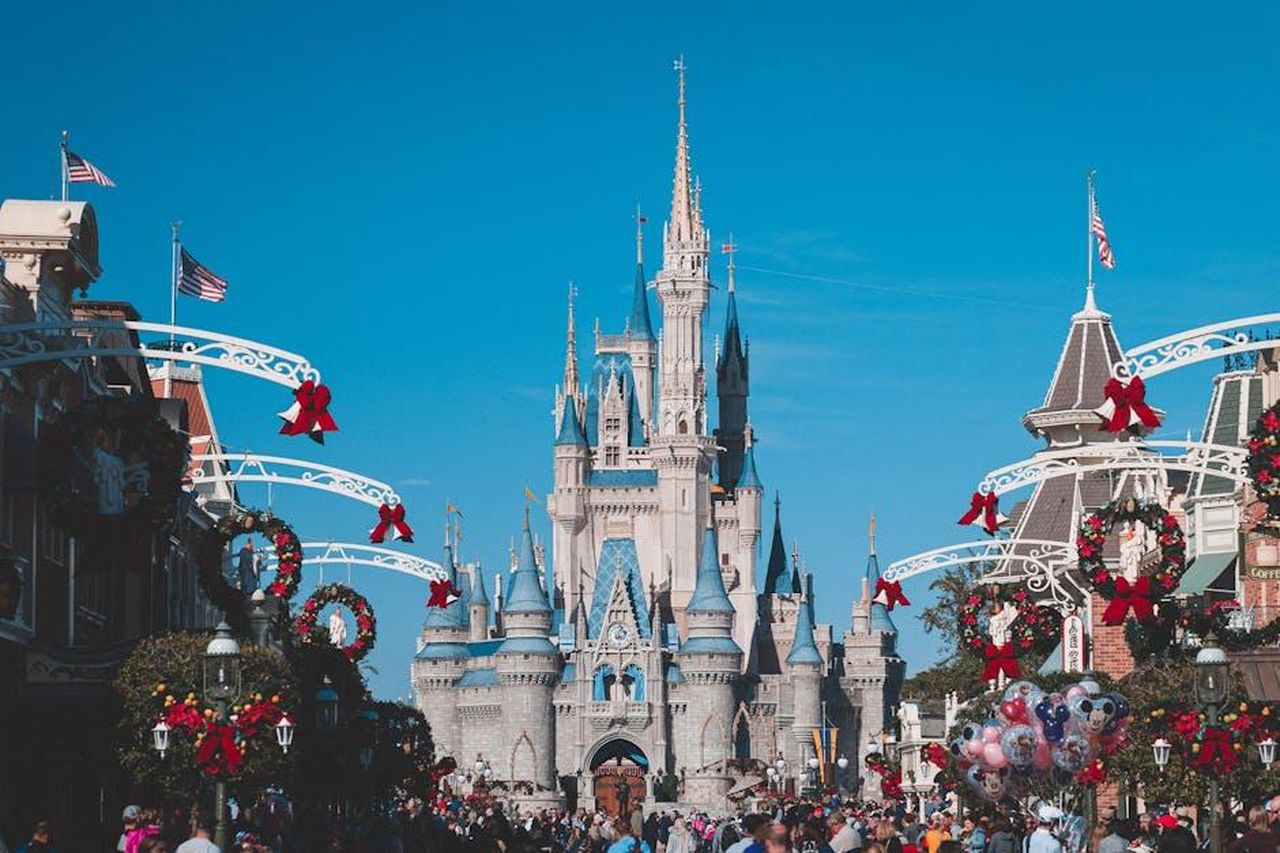 Rumori_di_relazione_e_avvistamenti_1byLSGsanZ - Confidenze24 Source: Craig Adderley - pexels - Cinderella Castle at Disney World's Magic Kingdom adorned for holiday festivities, Orlando, Florida.