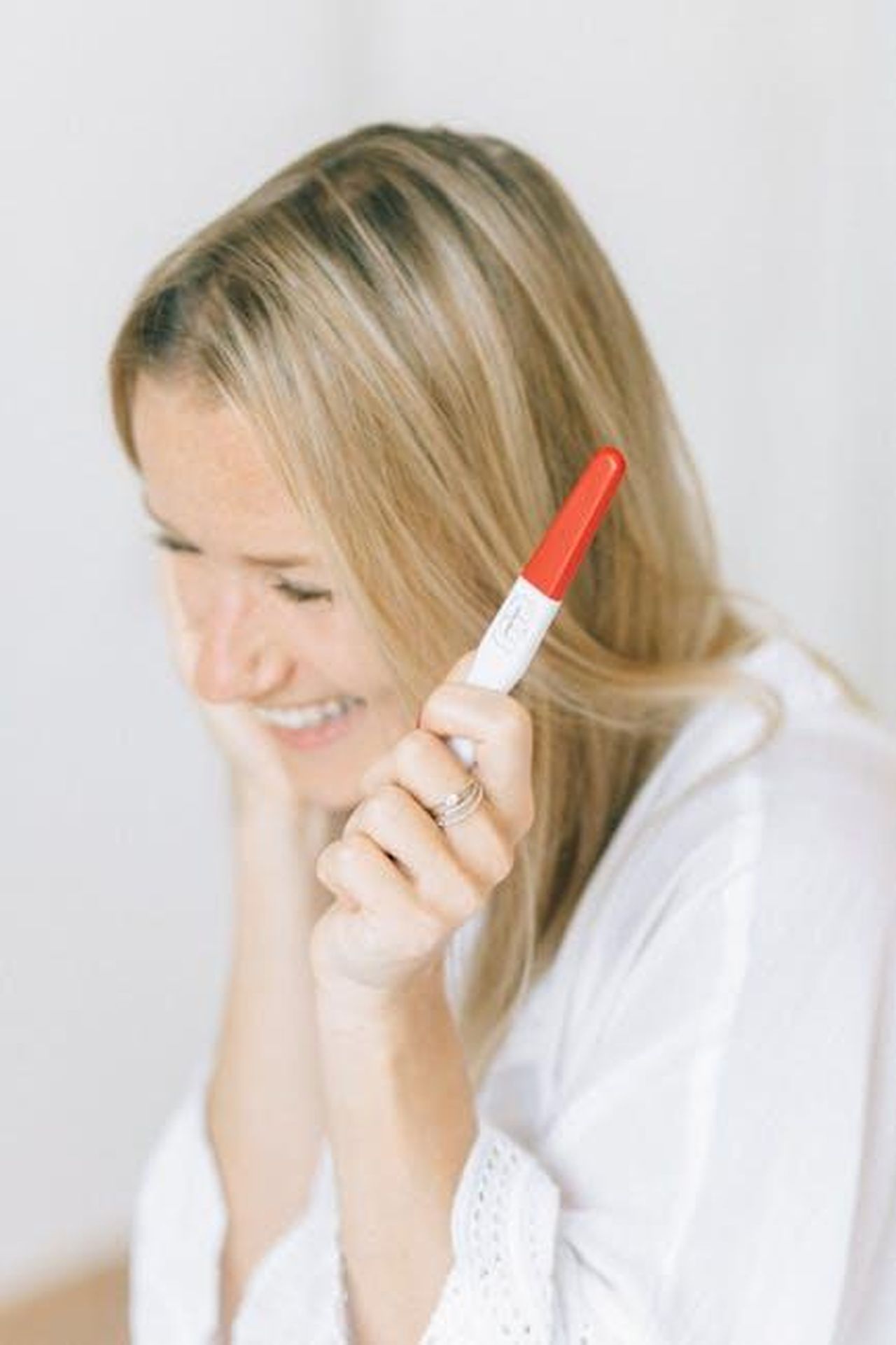 Rumori_di_separazione_e_futuro_incerto_pzQEZZtmJD - Confidenze24 Source: Nataliya Vaitkevich - pexels - Joyful woman smiling while holding a positive pregnancy test, expressing excitement.