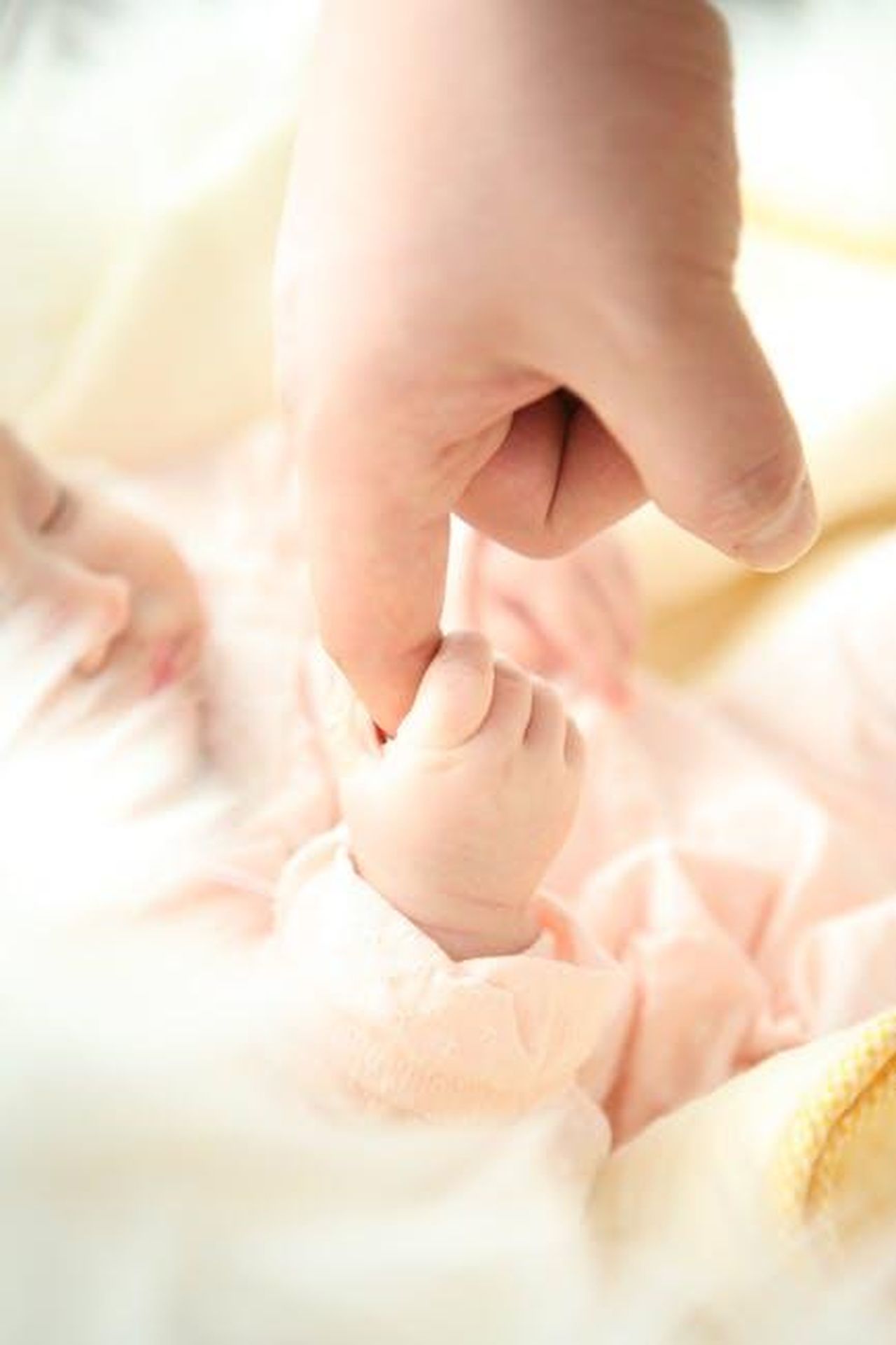 Rumori_su_una_possibile_riconciliazione_con_Irina_Shayk_MTeqOHal8r - Confidenze24 Source: Pixabay - pexels - Heartwarming close-up of a baby holding a parent's finger, symbolizing love and connection.