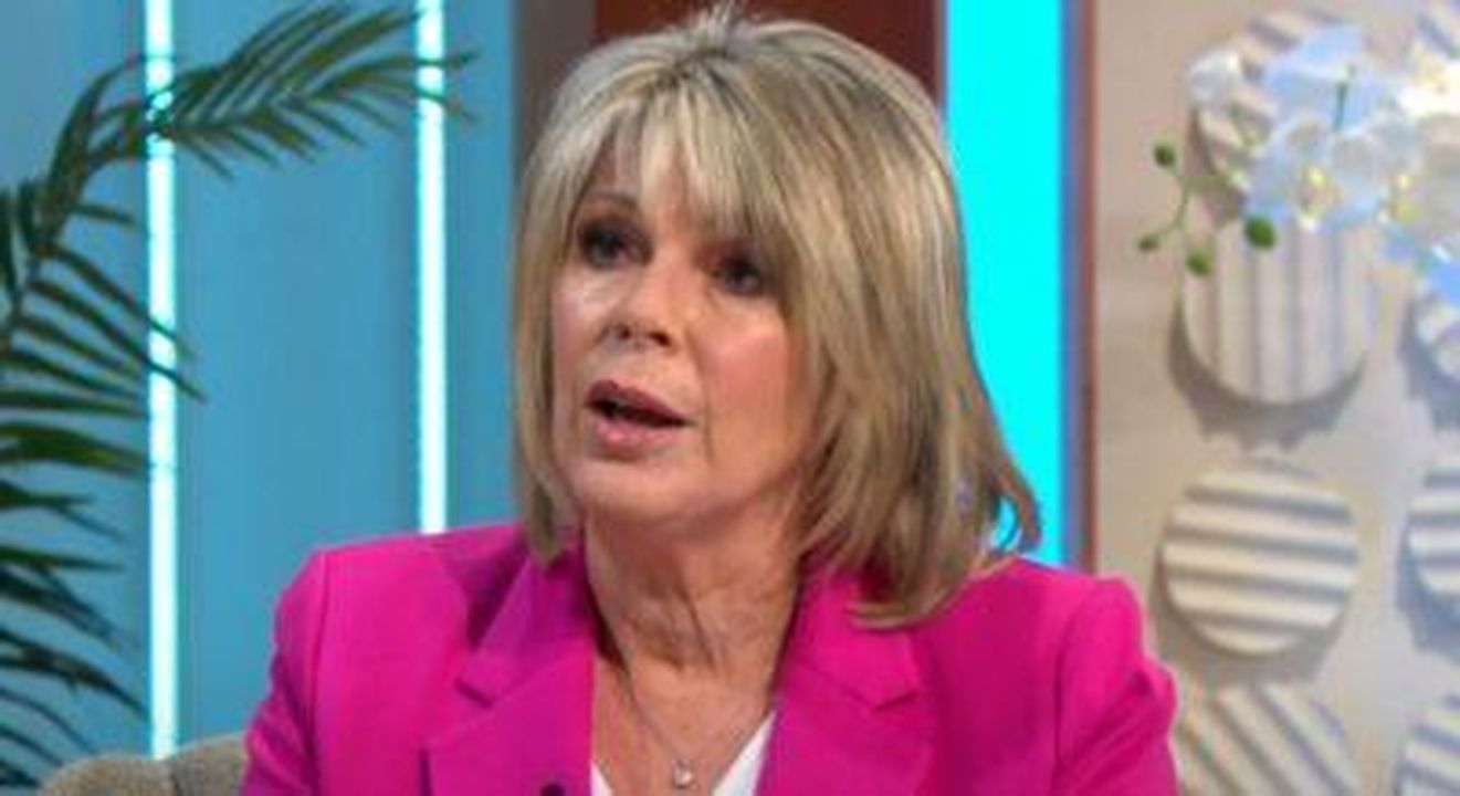 Ruth_scioccata_dopo_la_scoperta_di_Eamonn_jX8ghfZEfR - Confidenze24 Ruth ‘scioccata’ dopo la scoperta di Eamonn Ruth Langsford in giacca rosa