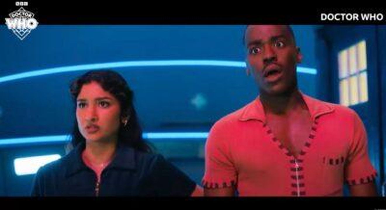 Rylan_interpreter_se_stesso_in_Doctor_Who_Jeqh1UYM3B - Confidenze24 Source: BBC - - Belinda e il Dottore in Doctor Who