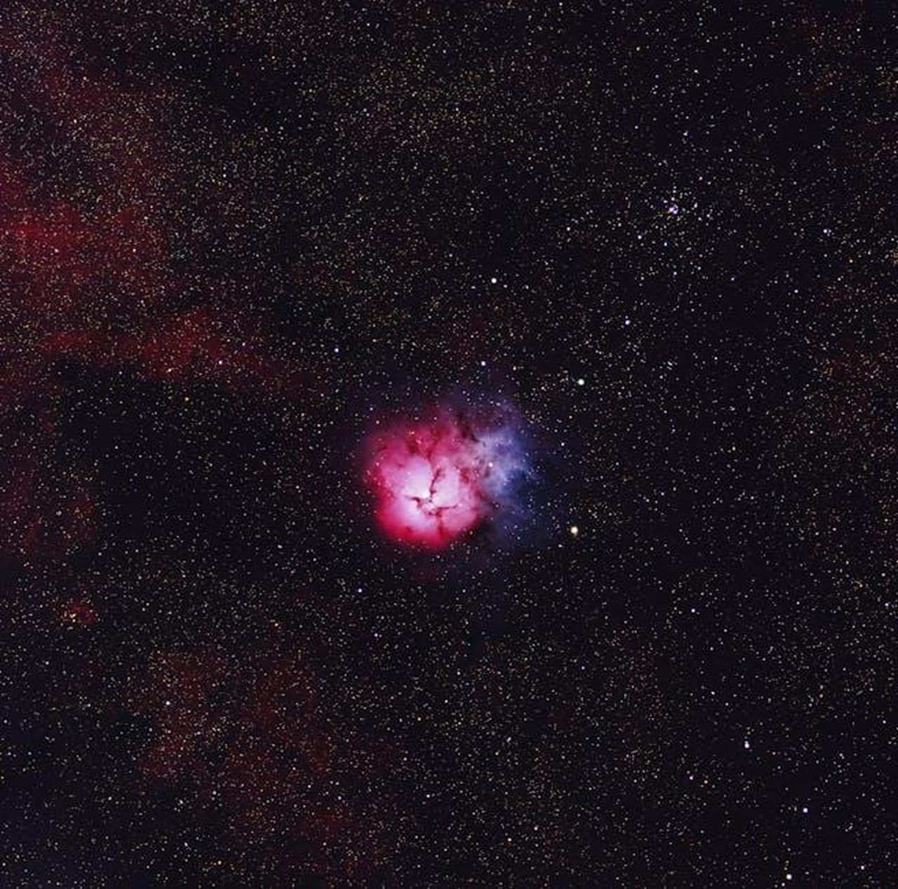 Sagittario_22_NOVEMBRE__21_DICEMBRE_tZqOsTxpQh - Confidenze24 Source: Scott Lord - pexels - Stunning capture of the Trifid Nebula revealing its vibrant colors and expansive star field.