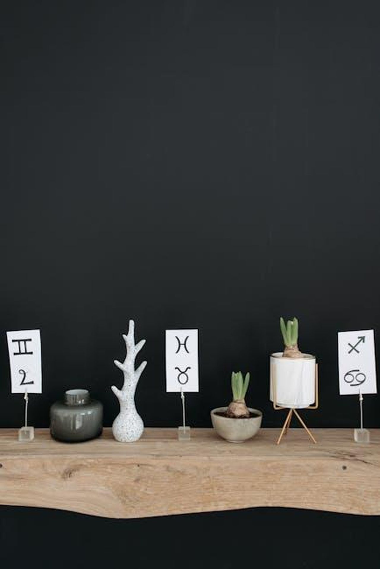 Sagittario_22_novembre__21_dicembre_B8Ql4koeoG - Confidenze24 Source: Pavel Danilyuk - pexels - Astrological symbols displayed on a wooden shelf with minimalist decor and zodiac signs.