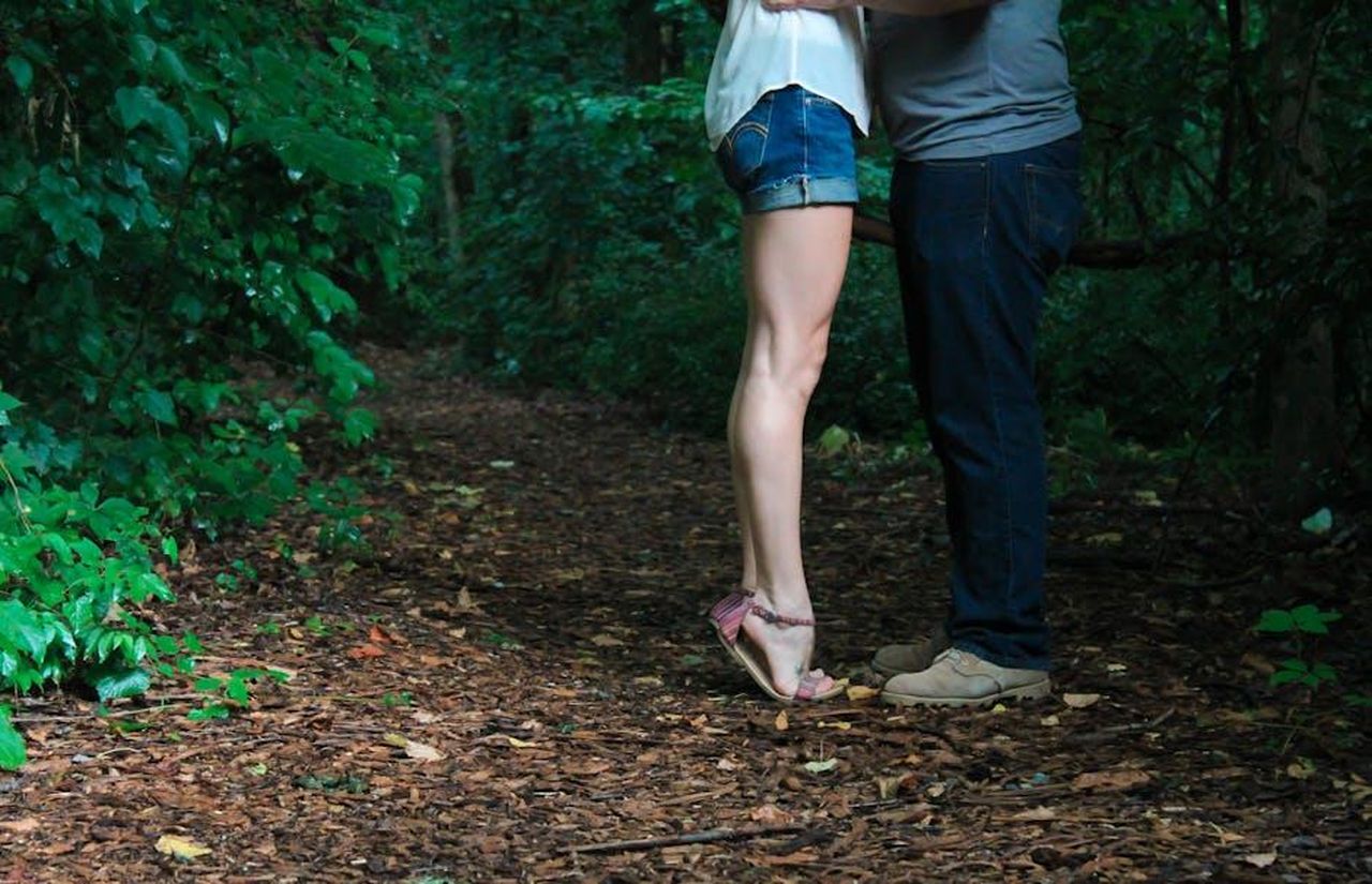 Sagittario_22_novembre__21_dicembre_KBkHxSCQNj - Confidenze24 Source: Katie Salerno - pexels - A loving couple embracing on a secluded forest pathway surrounded by lush greenery.