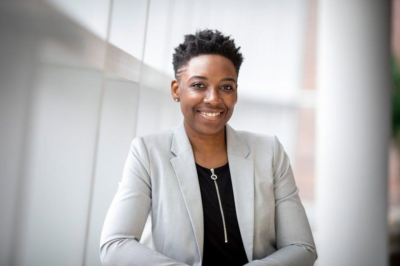 Sagittario_22_novembre__21_dicembre_aJy0EnwgJT - Confidenze24 Source: Emmy E - pexels - Confident African American businesswoman smiling inside a modern office space.