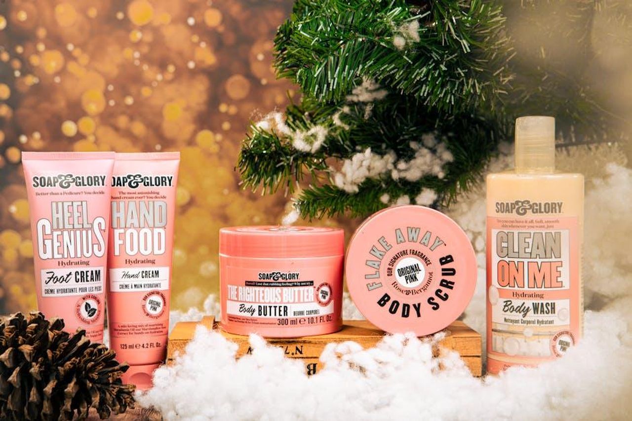Saldi_Glow_Recipe_opportunit_imperdibile_U5zSkDWUdT - Confidenze24 Source: Đậu Lu - pexels - Festive arrangement of Soap & Glory skincare products with holiday decorations.