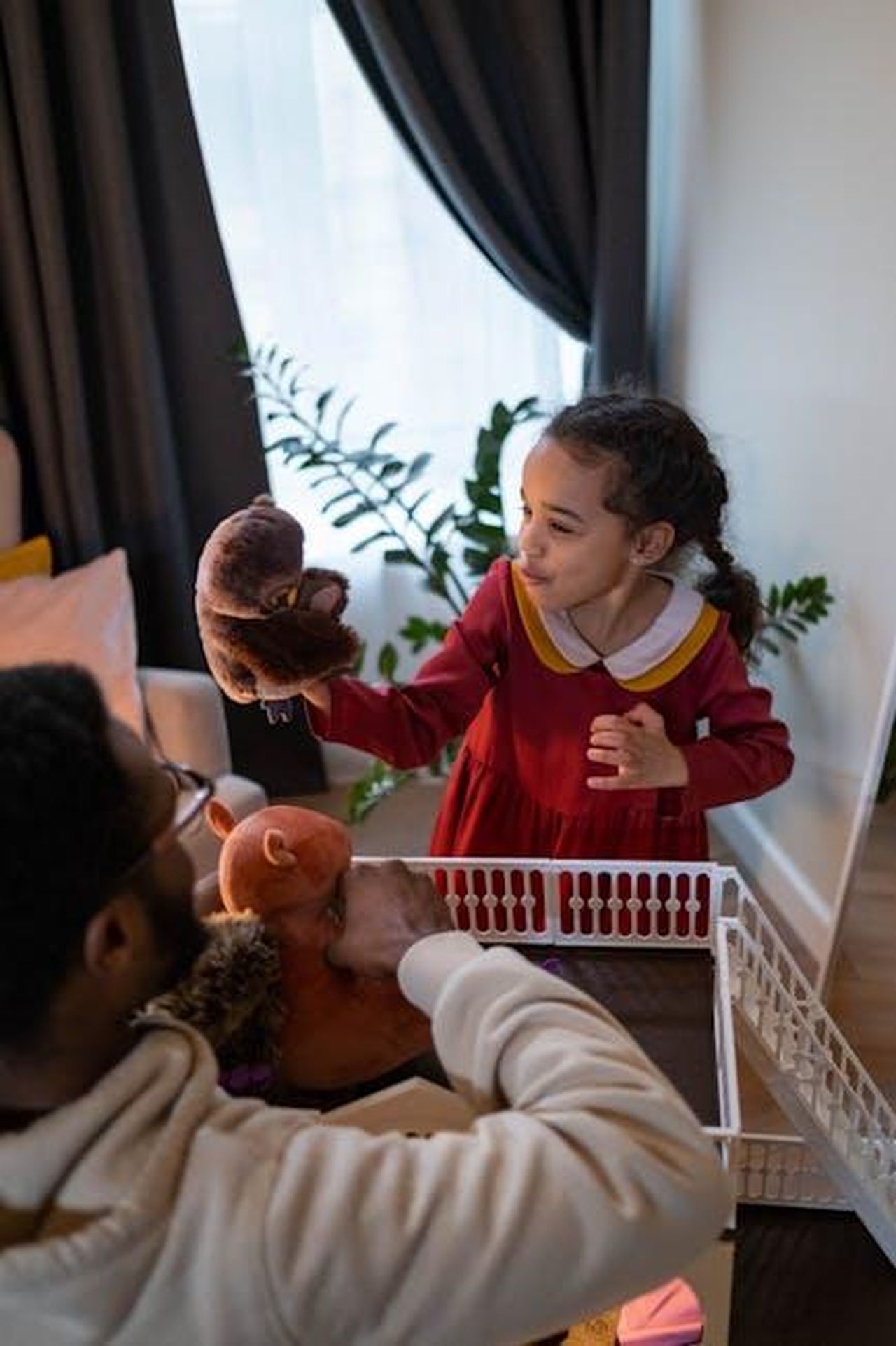 Samantha_Parkington_la_bambola_iconica_torna_in_vendita_XTUdwhKzfq - Confidenze24 Source: cottonbro studio - pexels - A happy young girl playing with puppets inside a cozy living room setting with an adult.