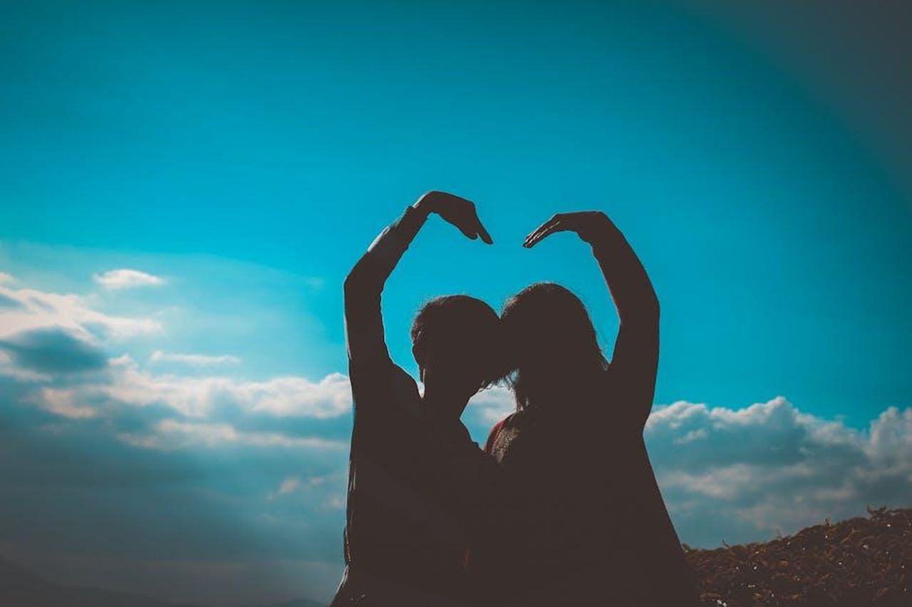 Sara_e_Ben_hanno_continuato_a_frequentarsi_dopo_Love_Is_Blind_zomstKuDfw - Confidenze24 Source: Nam Phong Bùi - pexels - Silhouette of a couple creating a heart shape with their arms in a romantic outdoor setting.