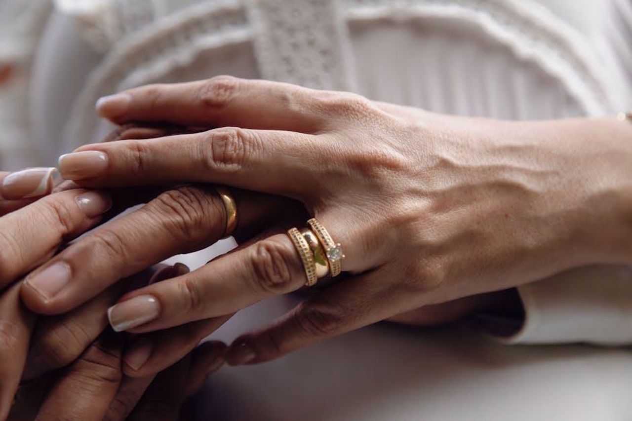 Sara_e_Joey_stanno_uscendo_insieme_NzlImCdR0i - Confidenze24 Source: MELQUIZEDEQUE ALMEIDA - pexels - Mãos dadas em união