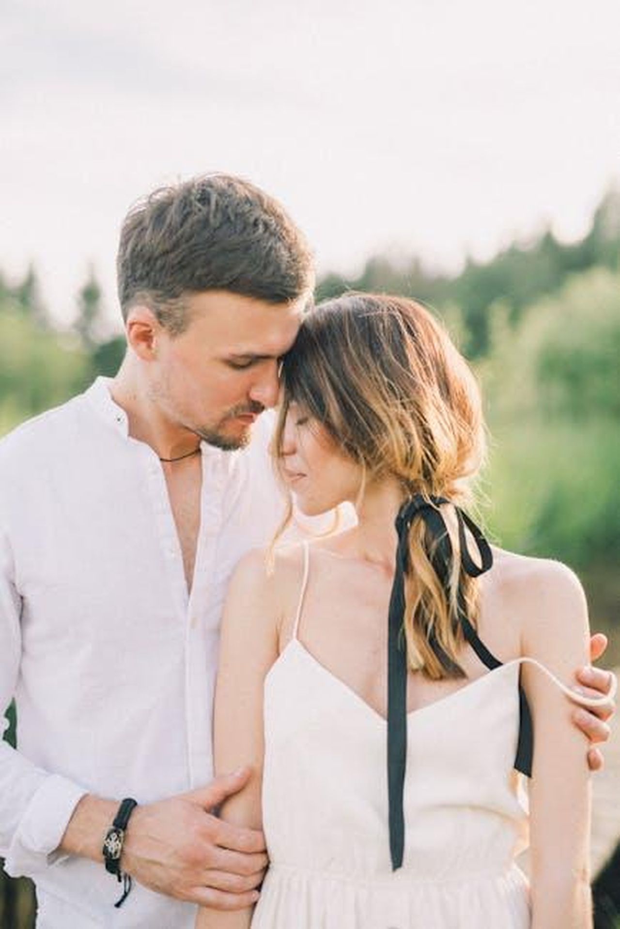 Sarah_Greene_sul_nuovo_partner__Pensavo_fosse_solo_gentilezza_sRZ40yxxBR - Confidenze24 Source: Leeloo The First - pexels - Couple embracing in a serene outdoor setting with soft light.
