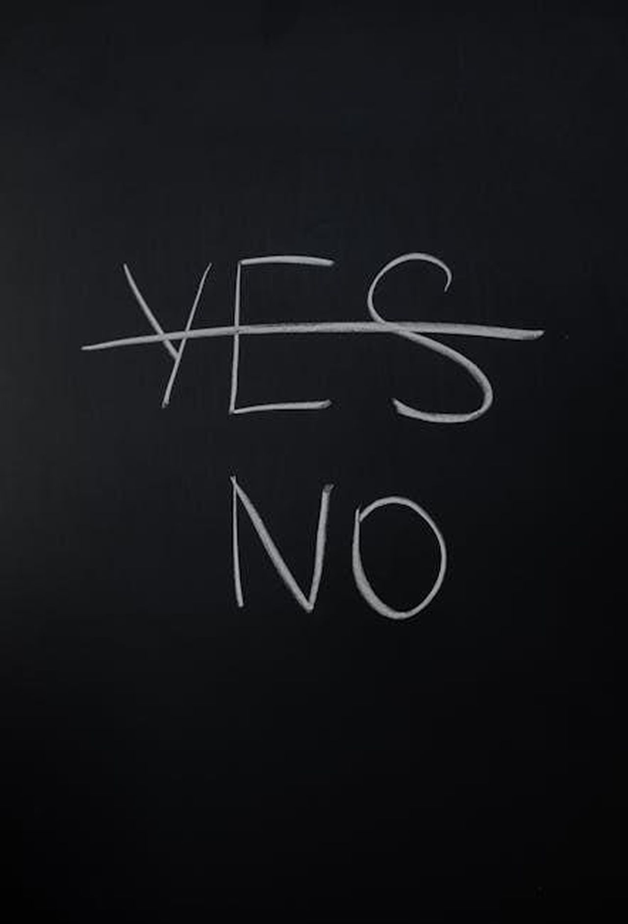 Sasha_al_Critics_Choice_Awards_IifToaVr49 - Confidenze24 Source: cottonbro studio - pexels - Handwritten chalk decision concept with 'yes' crossed out and 'no' emphasized.