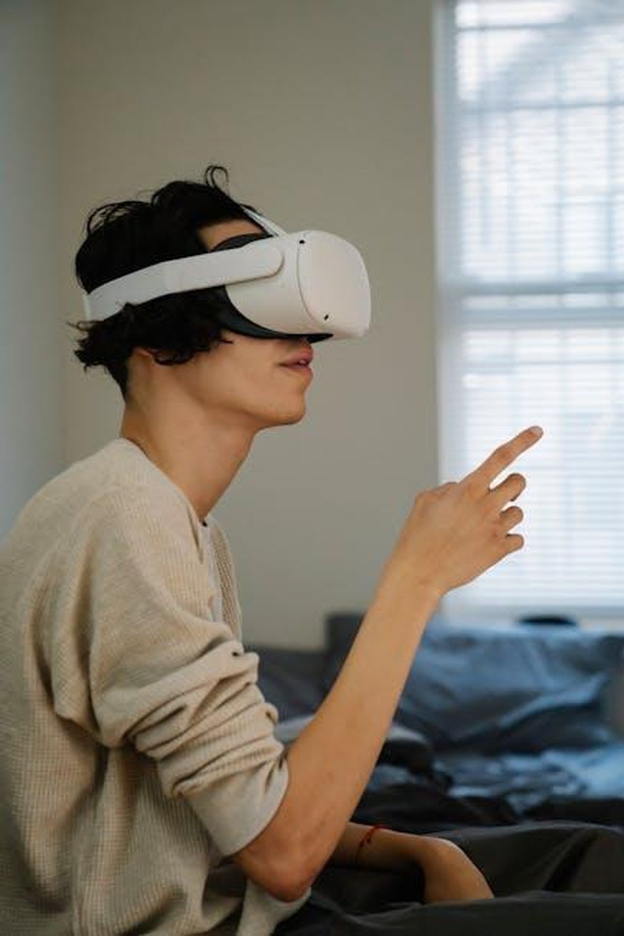 Scandali_e_rivelazioni_durante_il_reunion_di_RHOP_VlOoFJ5zQJ - Confidenze24 Source: Eren Li - pexels - Side view of male gesticulating while experiencing virtual reality in headset in house room in daytime