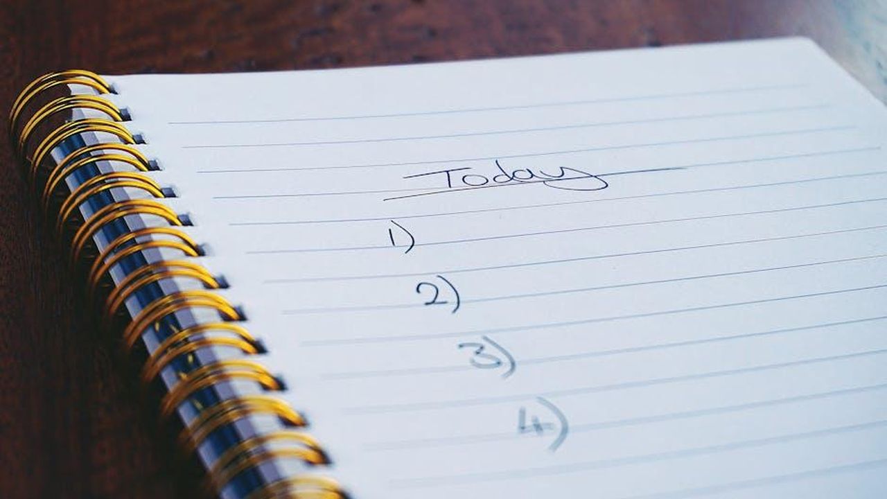 Scarlett_Johansson_come_ospite_nel_programma_Today_JBTUi06pNR - Confidenze24 Source: Suzy Hazelwood - pexels - A close-up view of a handwritten to-do list on a spiral notebook with numbers for tasks.