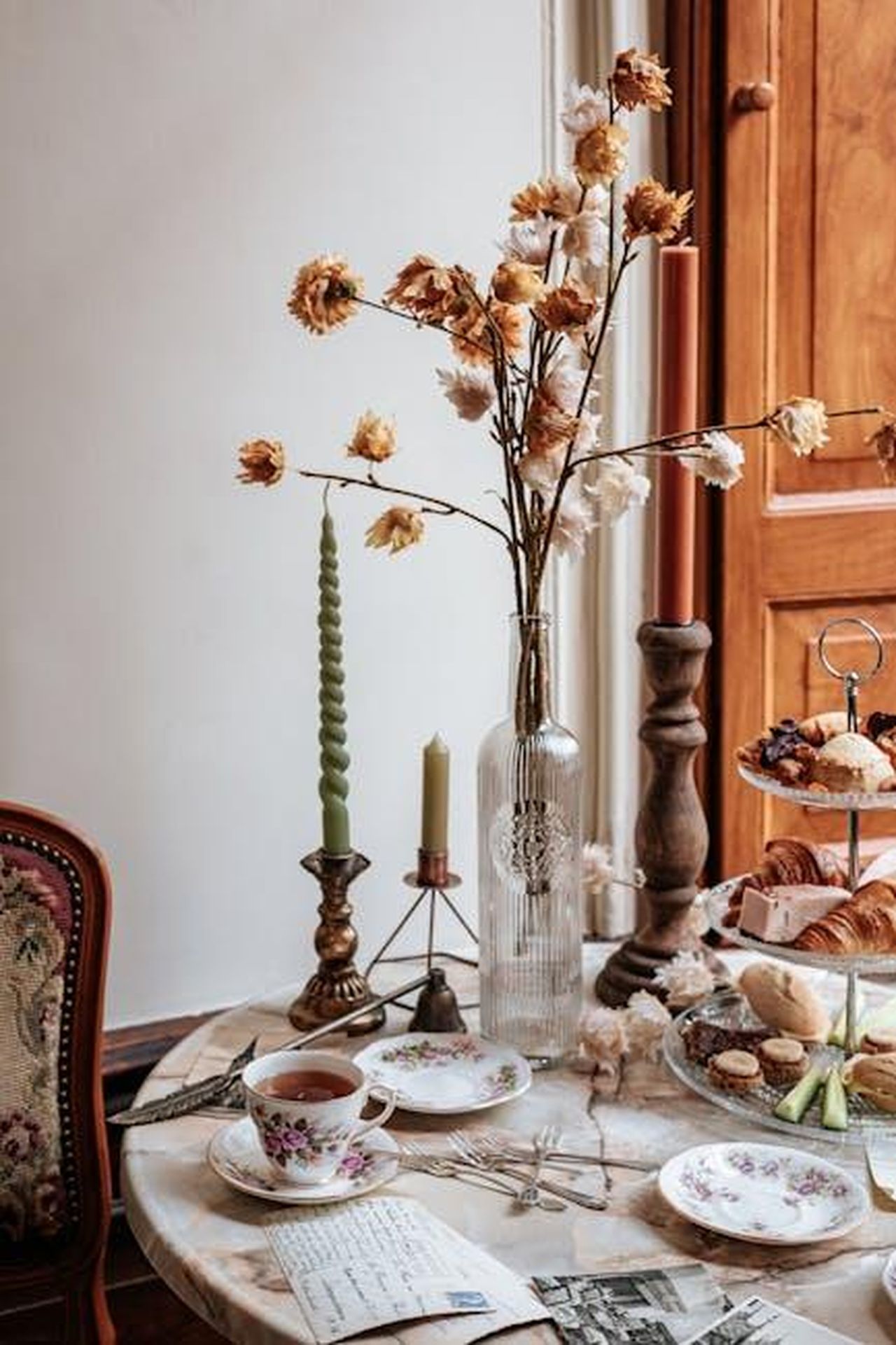 Scones_di_soda_bread_un_ibrido_perfetto_qdrn0Eyaz8 - Confidenze24 Source: Micheile Henderson - pexels - A beautifully arranged vintage high tea setup with floral decorations and pastries.