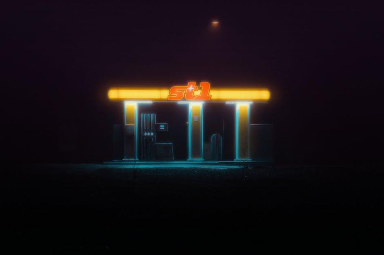 Scoperta_di_una_fuga_di_gas_nella_casa_di_Gene_Hackman_cXFPV9hZiX - Confidenze24 Source: Hans Eiskonen - pexels - A glowing neon-lit gas station creating a mysterious aura under the night sky.