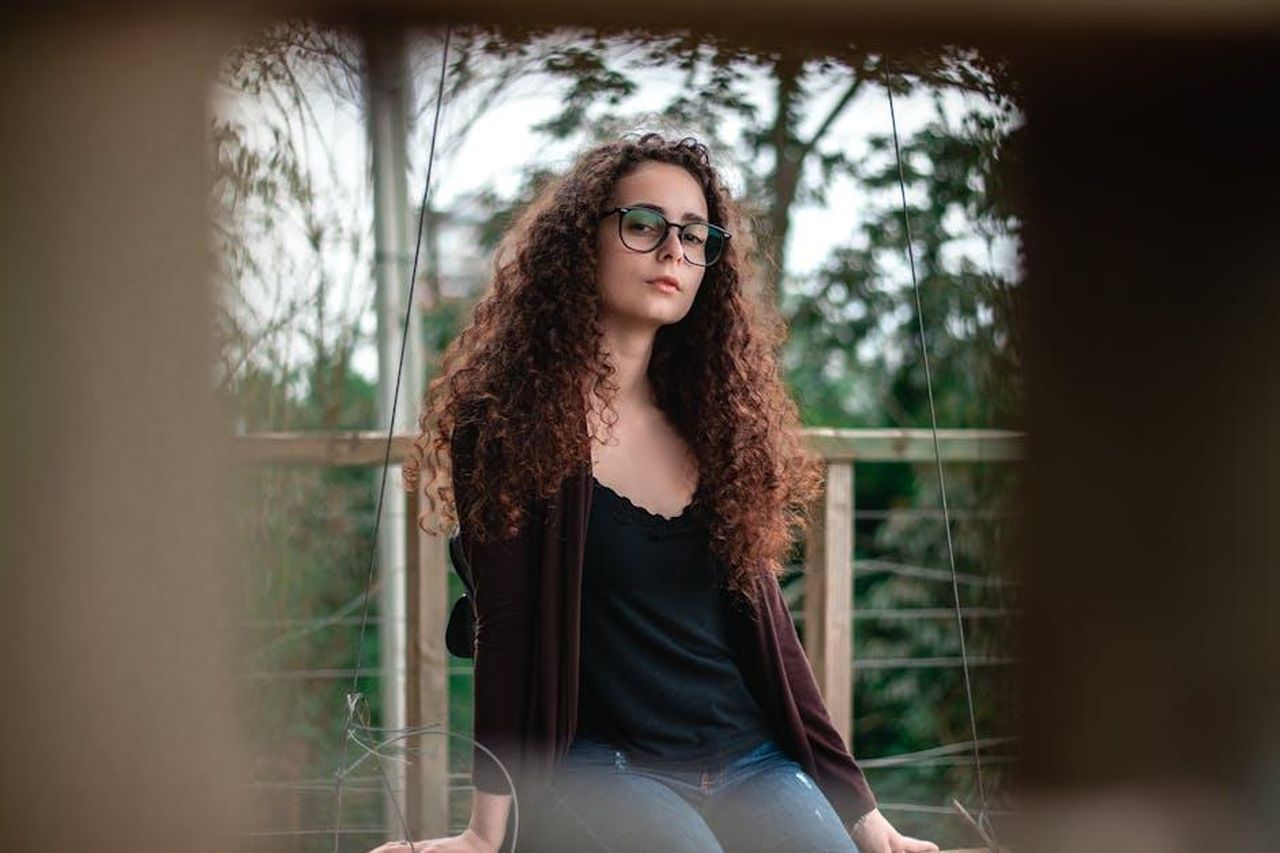 Scorpione_23_OTTOBRE__21_NOVEMBRE_nCVhR1Zf1C - Confidenze24 Source: Just a Couple Photos - pexels - Portrait of a fashionable woman with curly hair and glasses posing outdoors in Rio do Sul, Brazil.