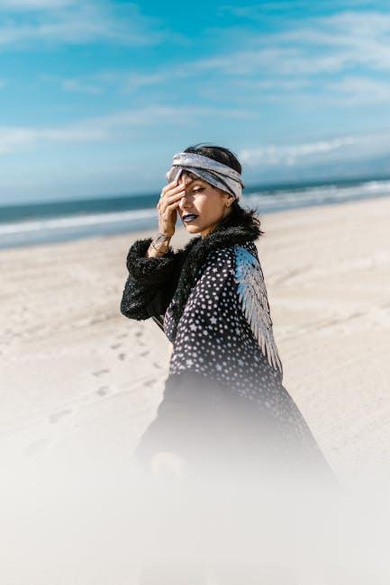 Scorpione_23_Ottobre__21_Novembre_vdgc8OVU5s - Confidenze24 Source: RDNE Stock project - pexels - A woman in a bohemian outfit, enjoying a sunny winter day on the beach.
