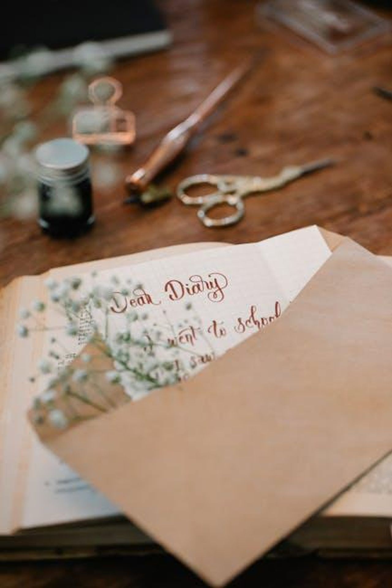 Scrivere_il_suo_libro_lo_ha_reso_un_attore_migliore_lLAhjBfG0B - Confidenze24 Source: Katya Wolf - pexels - Close-up of a diary entry with calligraphy and an envelope on a rustic table.