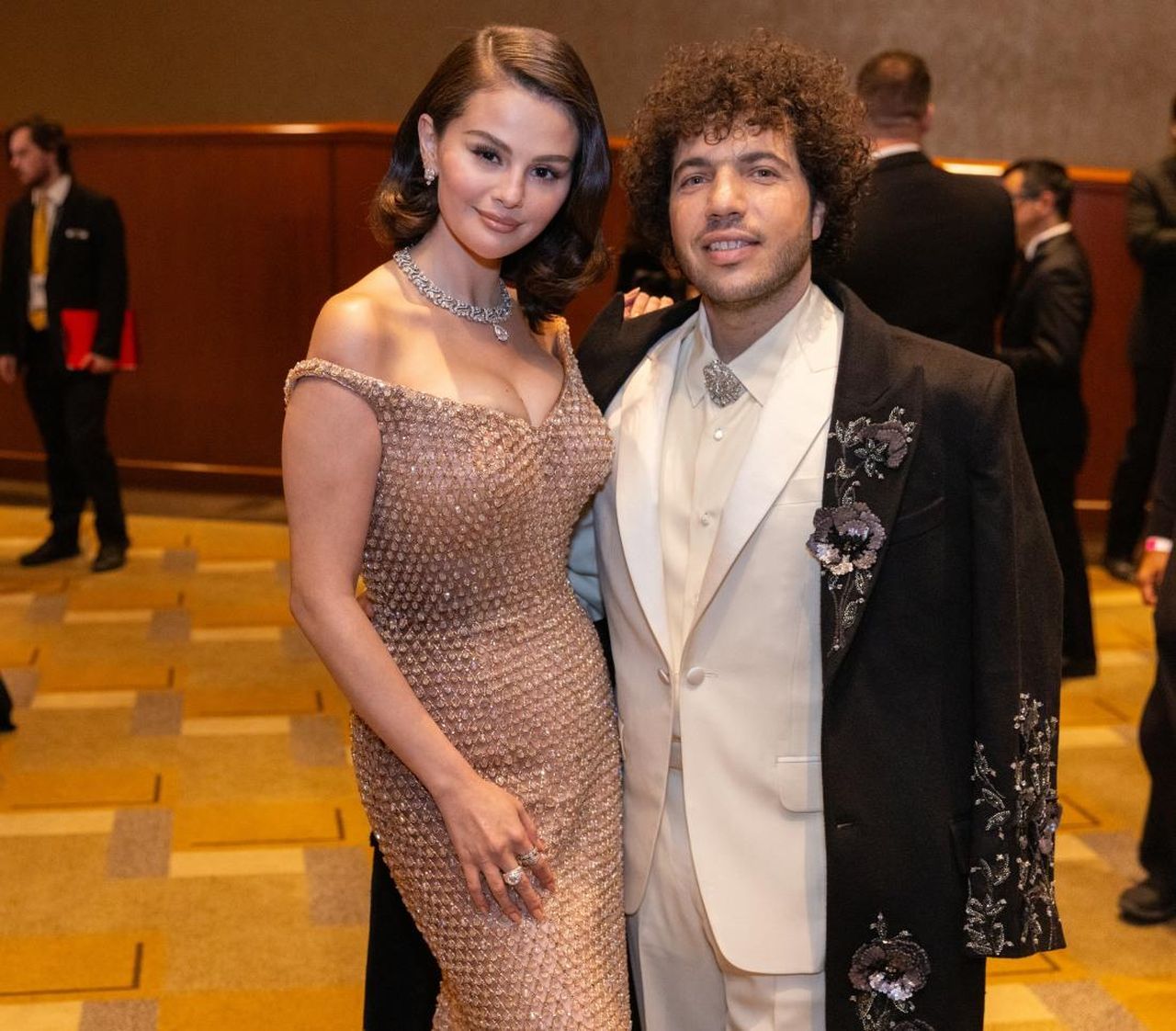 Selena_Gomez_e_il_suo_abito_Ralph_Lauren_qy0qQF2SEg - Confidenze24 Selena Gomez e il suo abito Ralph Lauren Selena Gomez sul red carpet degli Oscar
