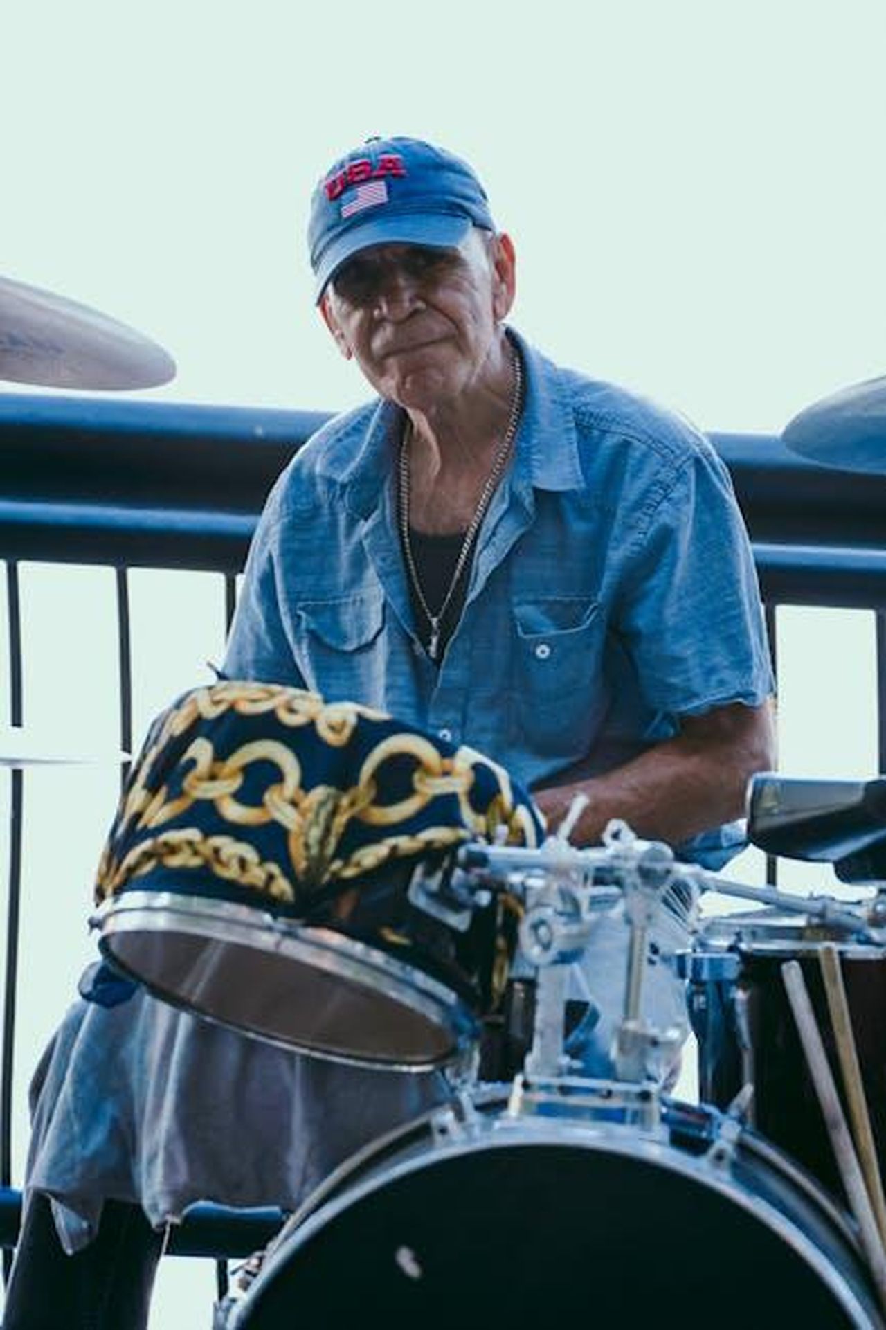 Sembra_molto_scortese_Xxo7WtjQjV - Confidenze24 Source: Marco Carmona - pexels - Elderly man playing drums outdoors in Hoboken, NJ. Captured in daylight.