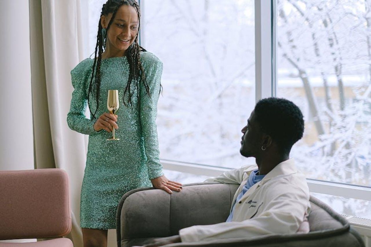 Sembri_cos_carina_VsbzA5KMBr - Confidenze24 Source: Anna Shvets - pexels - Stylish couple celebrating indoors with drinks by a frosty window.