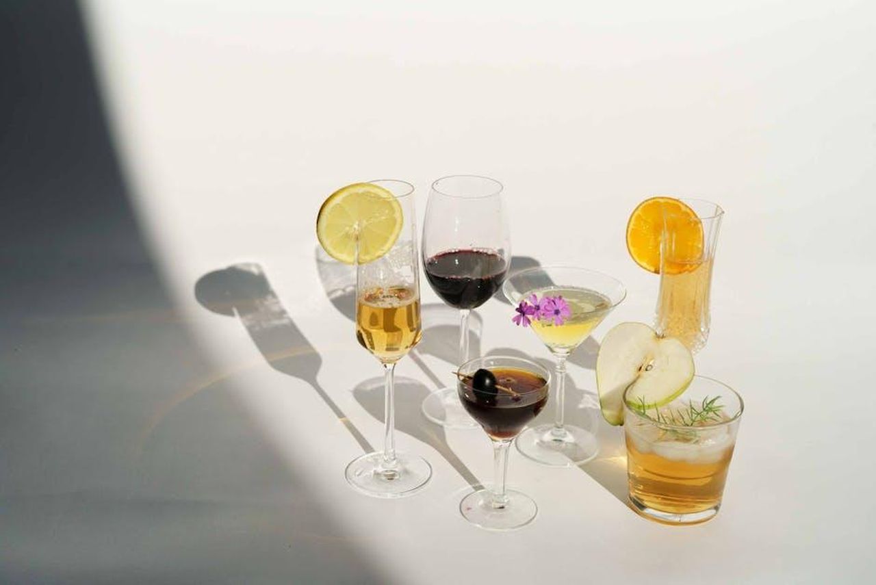Set_in_lunga_conservazione_R7fDcrKsst - Confidenze24 Source: Dziana Hasanbekava - pexels - High angle of crystal glasses filled with champagne red wine Manhattan with olive on toothpick martini near pear calvados in white studio