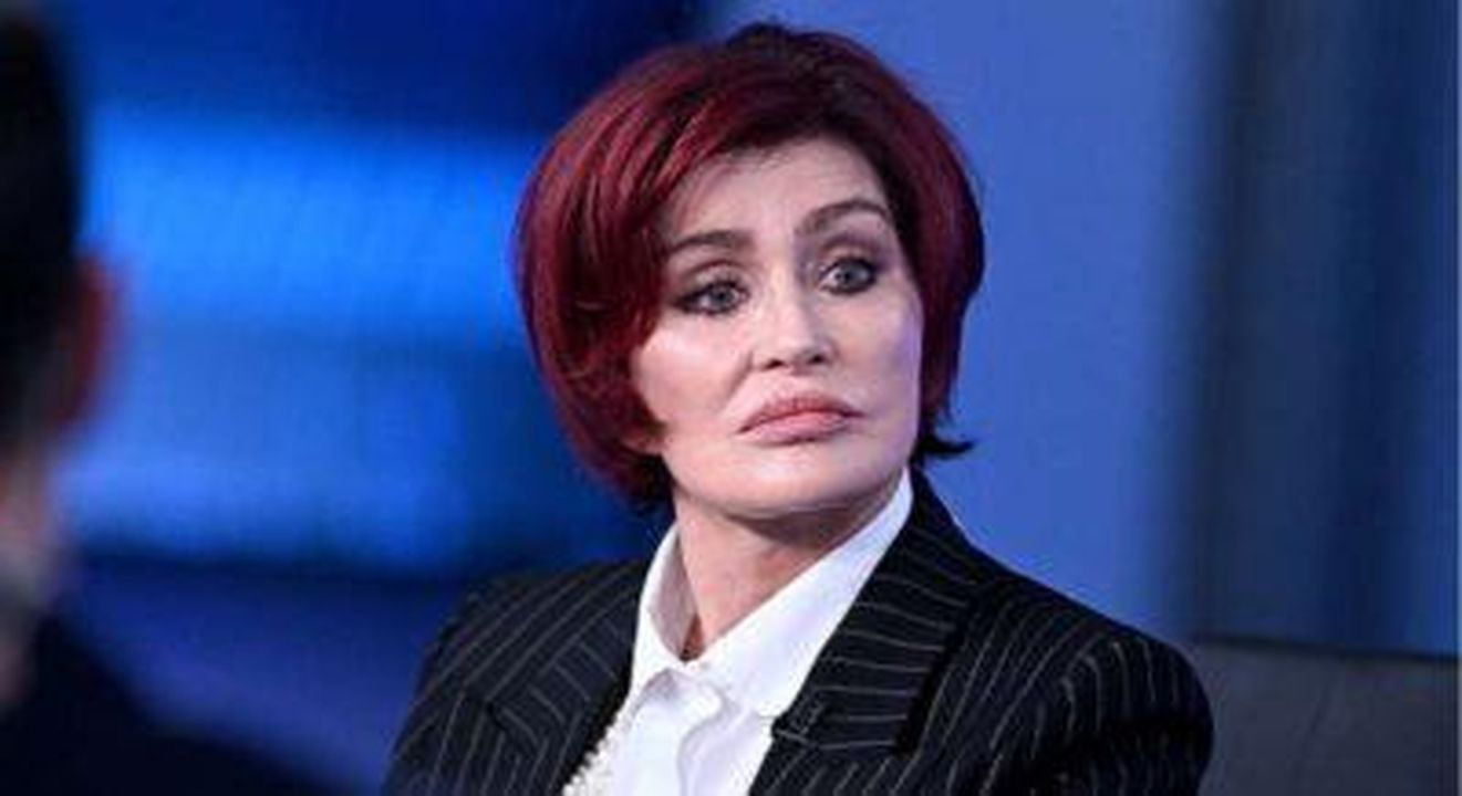 Sharon_e_Simon_una_relazione_complessa_58qFo6SL2S - Confidenze24 Source: YouTube - - Sharon Osbourne guarda in avanti