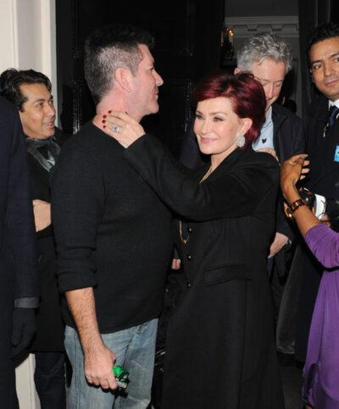 Sharon_e_Simon_una_relazione_complessa_ttf7w07BXM - Confidenze24 Source: Splashnews.com - - Sharon Osbourne afferra Simon Cowell