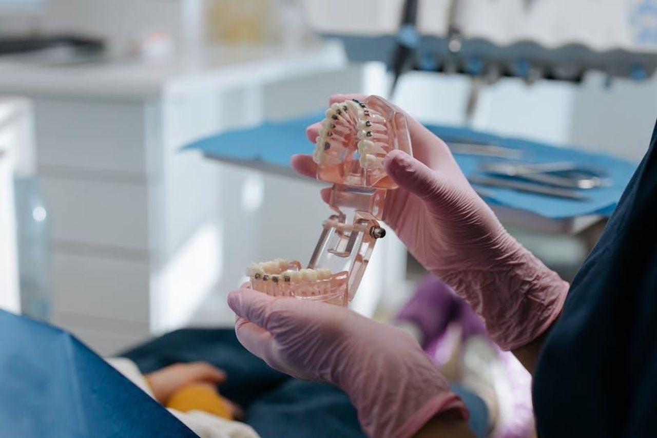 Shemar_Moore_Non_Si_Arrende_a_SWAT_cWTKyN6EYq - Confidenze24 Source: cottonbro studio - pexels - Close-up of a dental professional examining an anatomical teeth model in a dental clinic.