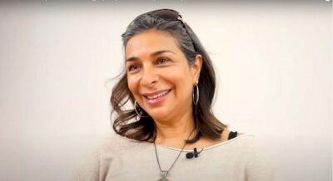 Shobna_Gulati_annuncia_nuovo_partner_e_si_dichiara_nonbinaria_PK0AcmspWu - Confidenze24 Source: YouTube - - Shobna Gulati sorridente durante un'intervista