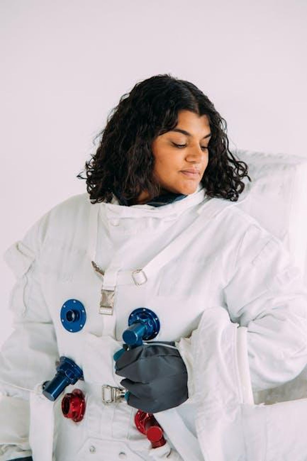 Simon_Cowell_spiega_il_futuro_ruolo_di_Eric_su_BGT_OUKGxAFDHm - Confidenze24 Source: T Leish - pexels - A woman wearing a detailed astronaut costume looks contemplatively to the side.