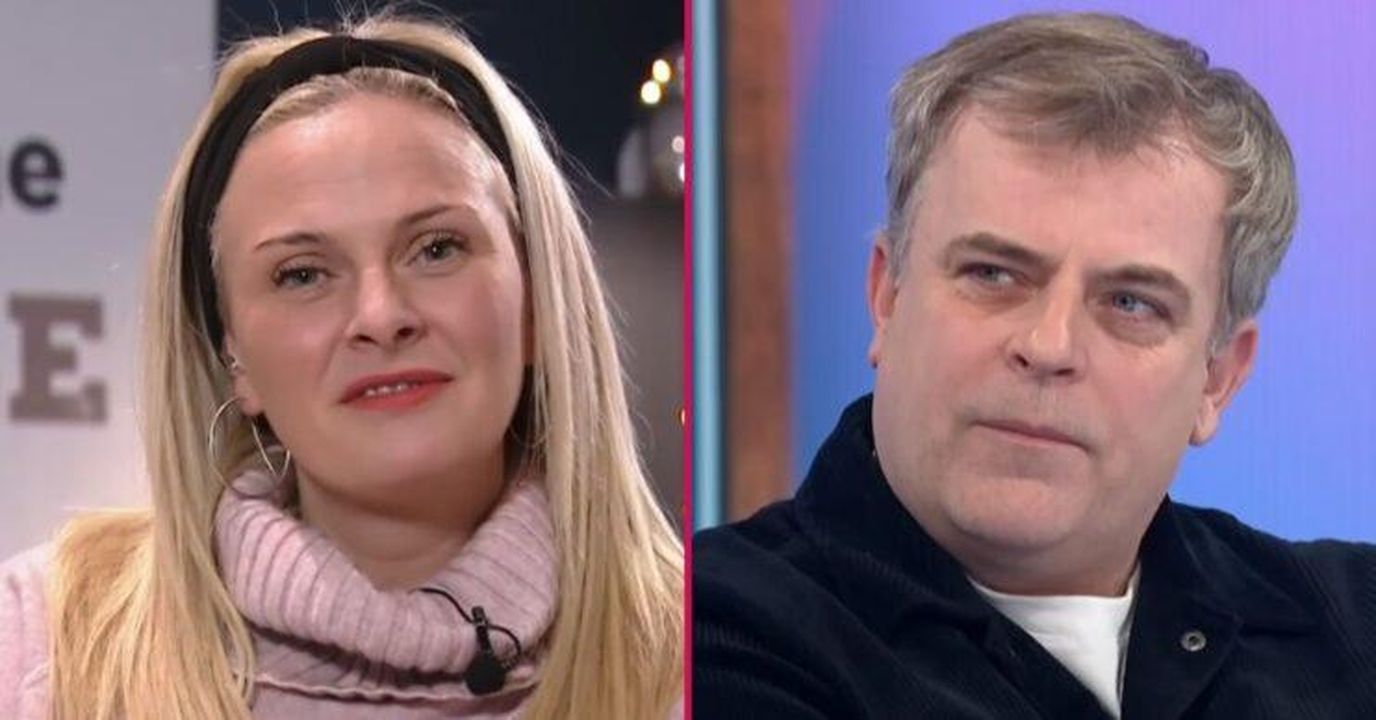 Simon_Gregson_suscita_voci_di_separazione_apparendo_senza_anello_nuziale_26OWviESmJ - Confidenze24 Source: ITV/Composite: EI - - Immagine composita di Simon Gregson e moglie Emma