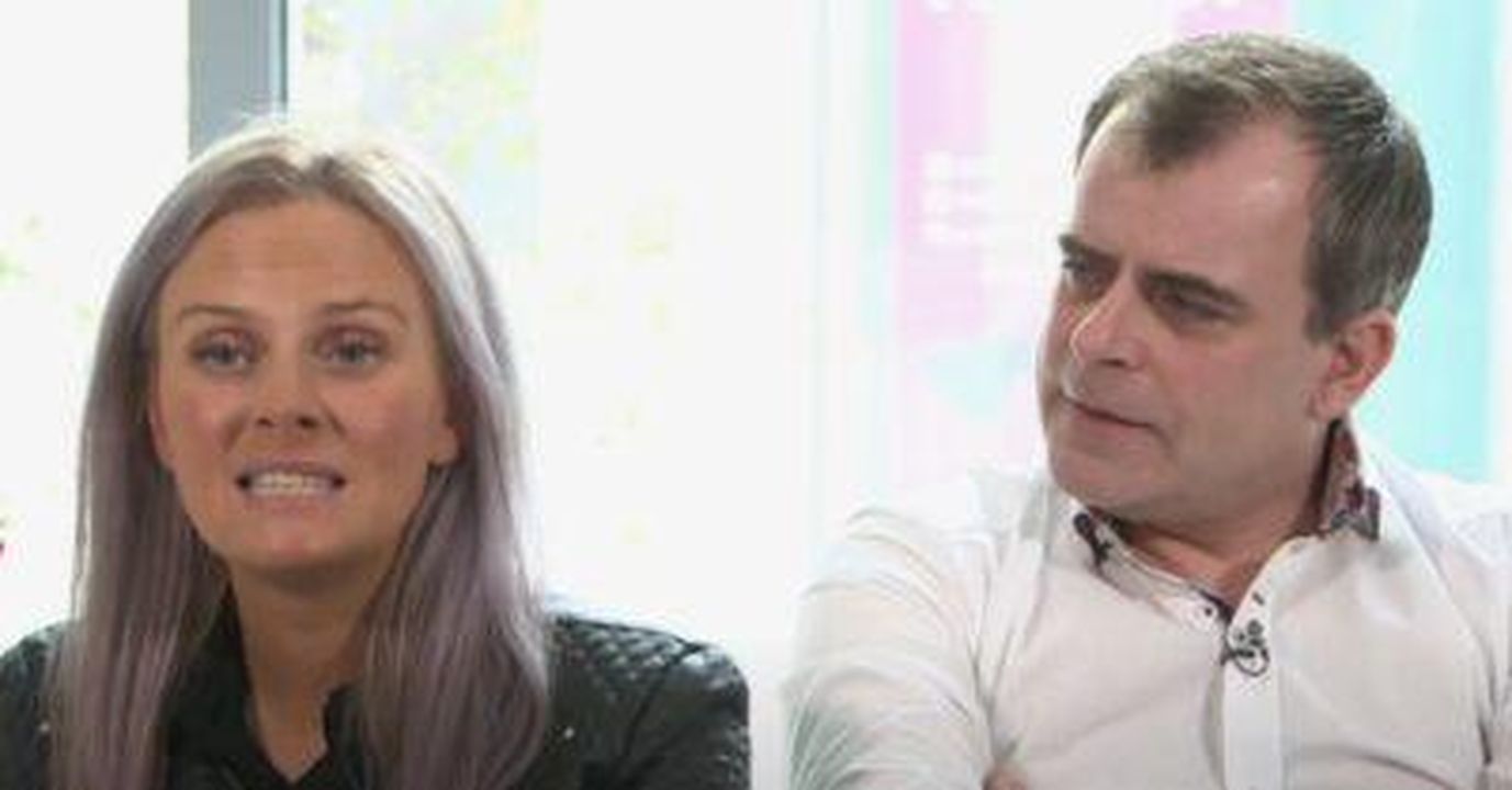 Simon_Gregson_suscita_voci_di_separazione_apparendo_senza_anello_nuziale_FbgHIedAJn - Confidenze24 Source: ITV/YouTube - - Simon Gregson e moglie Emma su Lorraine