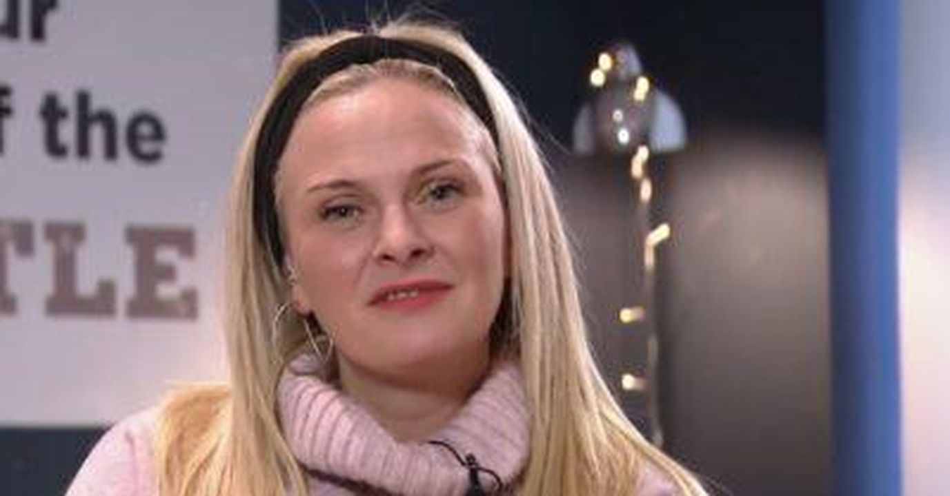 Simon_Gregson_suscita_voci_di_separazione_apparendo_senza_anello_nuziale_m2hFrJvhCg - Confidenze24 Source: ITV/YouTube - - Emma Gleave in un'intervista con Lorraine