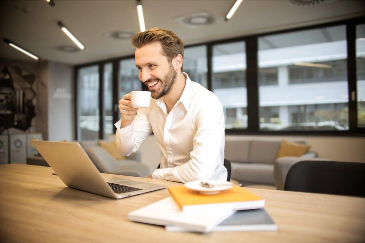 Simone_King_sulla_difficolt_di_bilanciare_maternit_e_lavoro_o7goYiRADl - Confidenze24 Source: Andrea Piacquadio - pexels - Man enjoying a coffee break while working in a modern office with laptop and books.