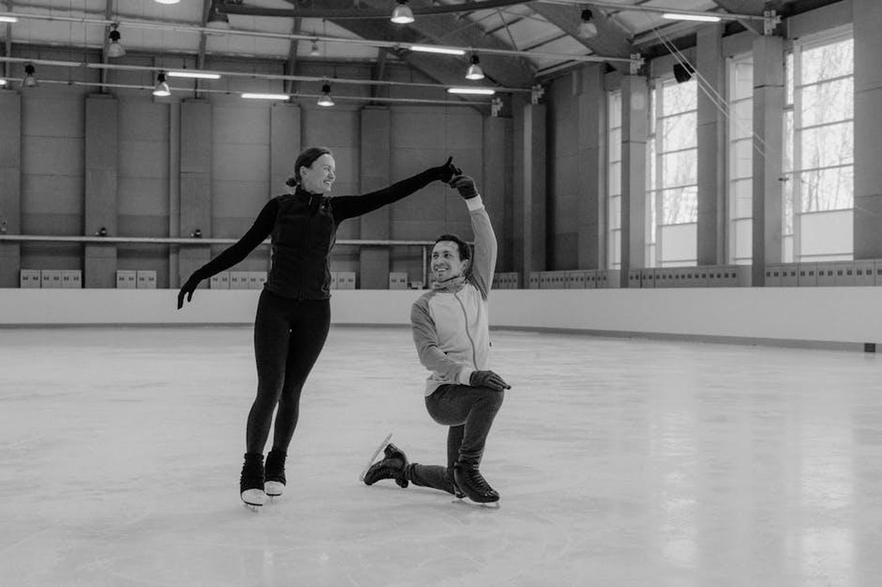 Skater_professionisti_abbandonano_R438hq4TDl - Confidenze24 Source: Tima Miroshnichenko - pexels - A couple showcases their ice skating skills in an indoor rink.