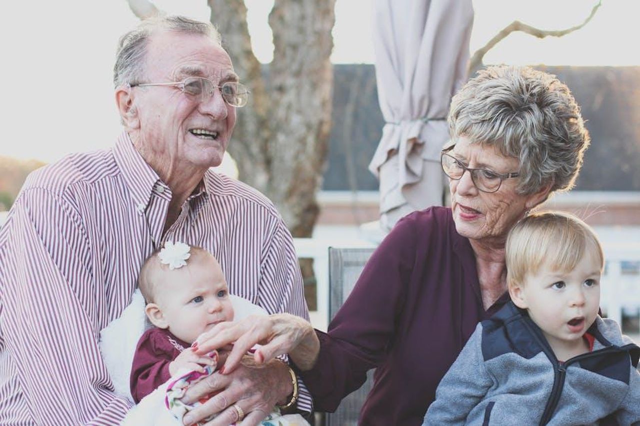 Snoop_Dogg_e_la_gioia_di_diventare_nonno_iEwsKER1ic - Confidenze24 Source: Pixabay - pexels - Grandparents spending joyful moments with their grandchildren in an outdoor setting, captured candidly.