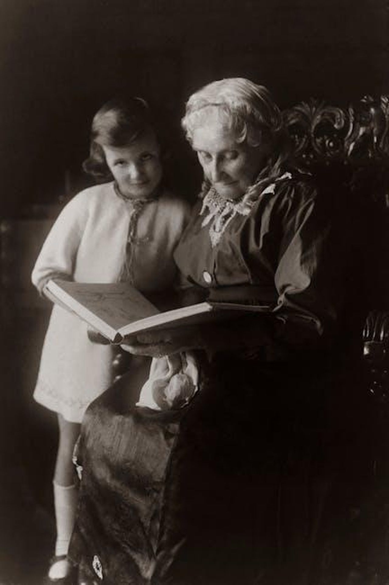 Snoop_Dogg_e_la_gioia_di_essere_nonno_jwoalSG7ap - Confidenze24 Source: Suzy Hazelwood - pexels - A heartwarming vintage photo of a grandmother reading to her granddaughter.