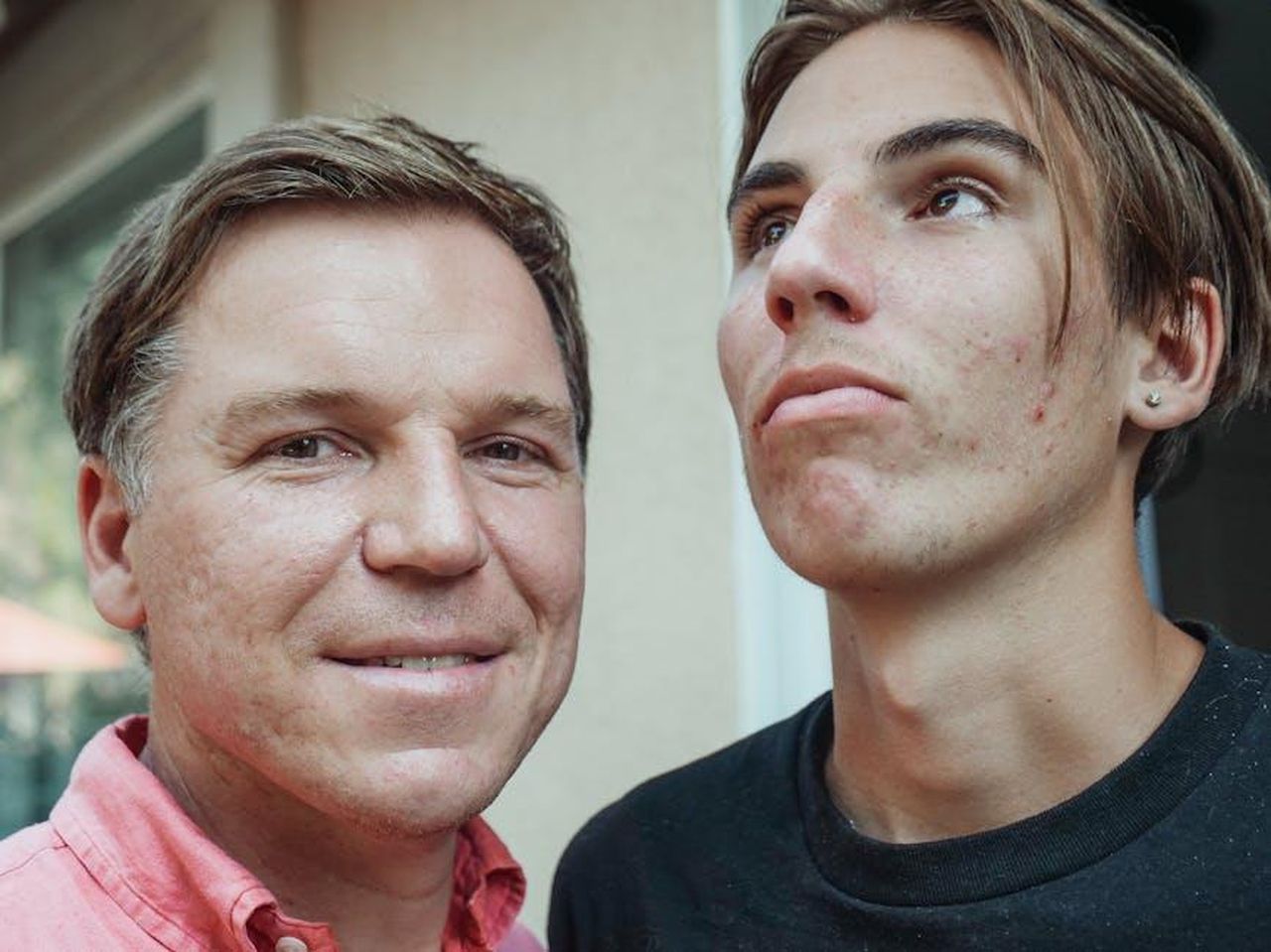 Somiglianza_familiare_k4NbL8pokO - Confidenze24 Source: Kindel Media - pexels - Close-up of father and teenage son posing together, showcasing family resemblance and natural expressions.