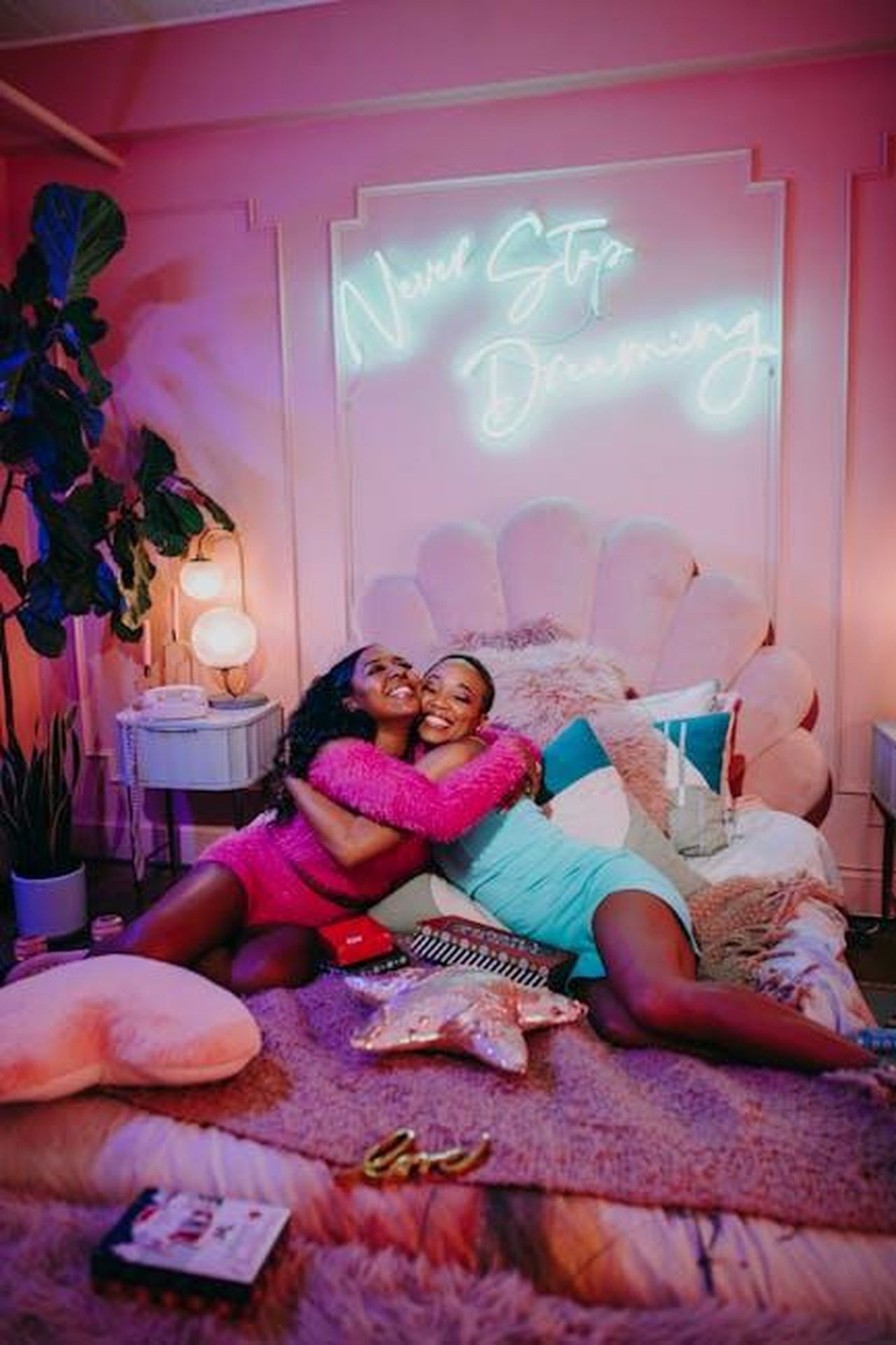 Sono_divertenti_e_spiritosi_YRJgqBy0nL - Confidenze24 Source: RDNE Stock project - pexels - Two girls having fun in a colorful bedroom during a cozy sleepover party.